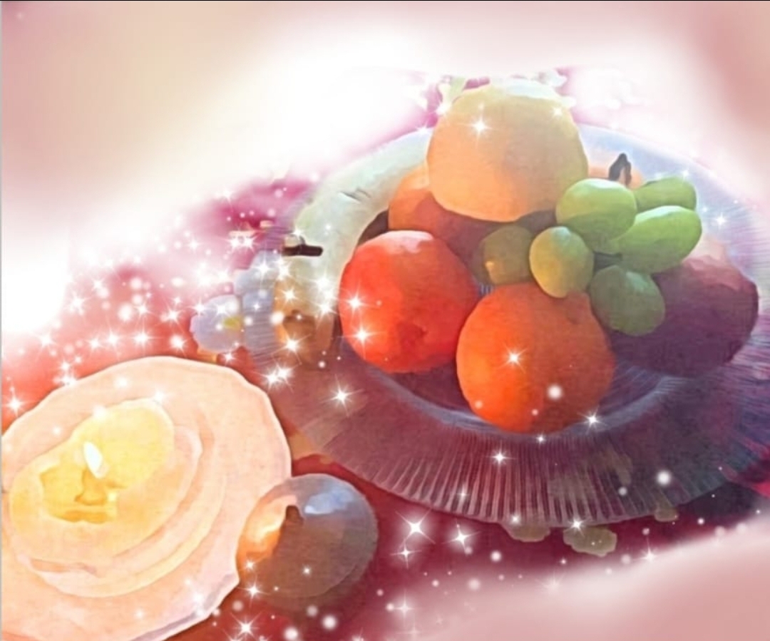 Un cesto di frutta è su un tavolo con pochi altri frutti.